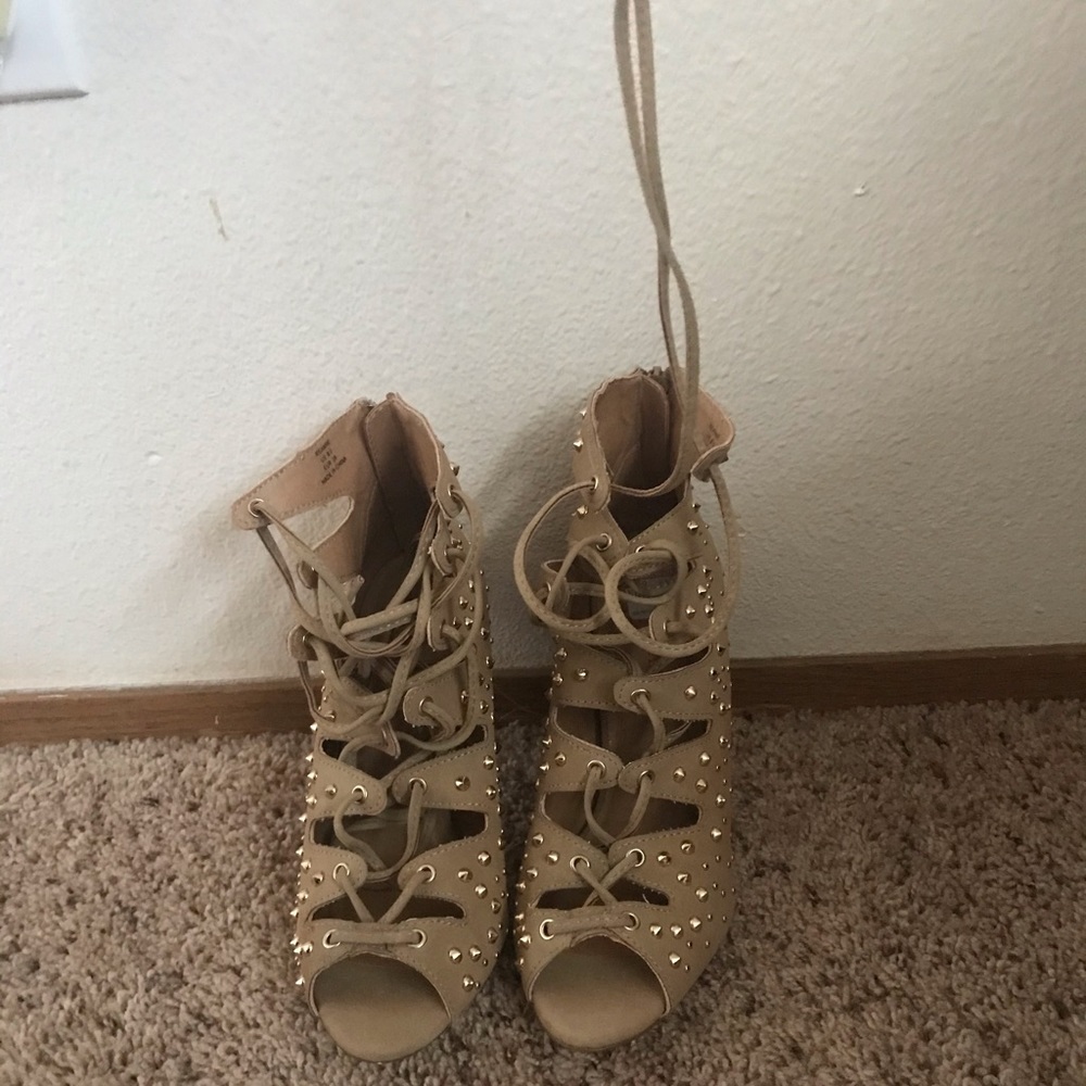 Selling this pair of shoes.